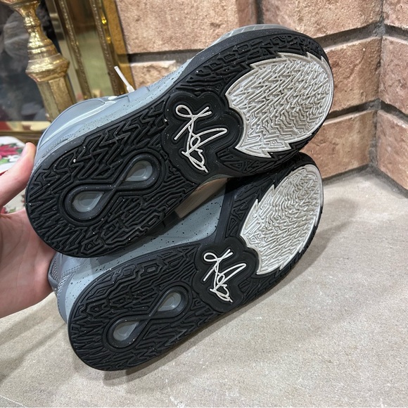 Nike Boys Kyrie Infinity SE DD0335-108 Gray women’s Sneakers Size 8.5 / kids 7Y - Picture 5 of 5